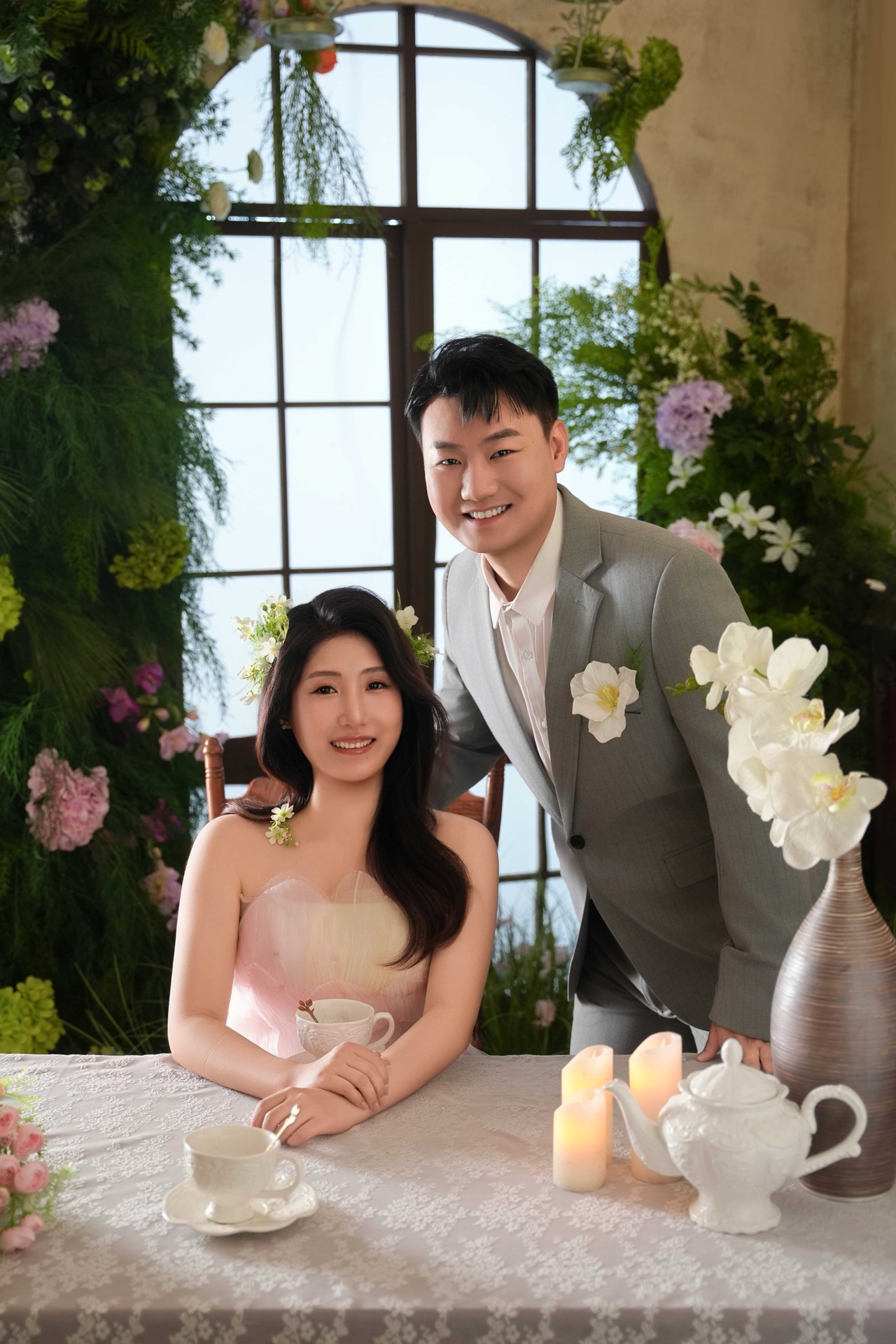 仇厚男与韩晓梅在花园茶桌前的合照