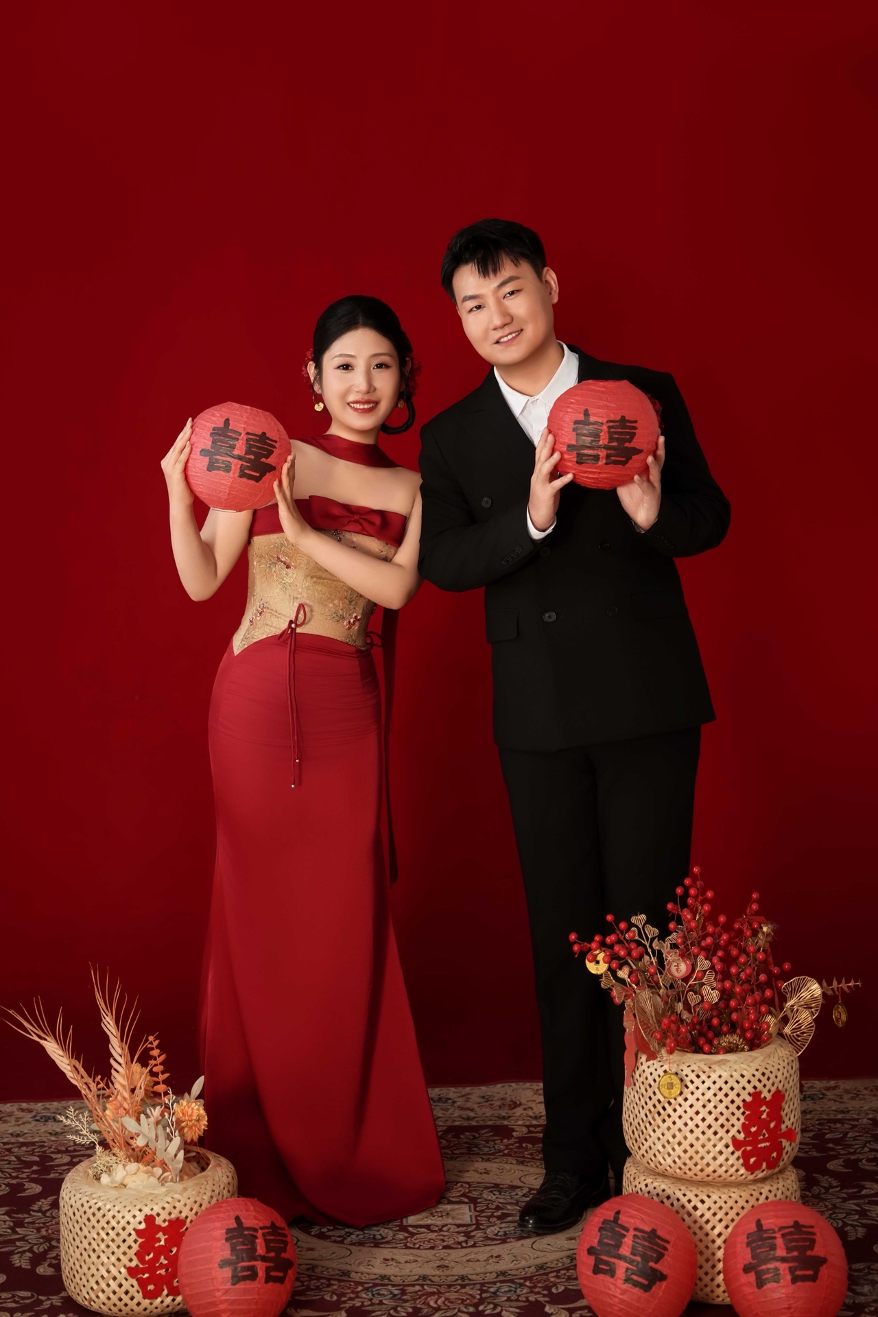 仇厚男与韩晓梅手持囍字灯笼的红底合照