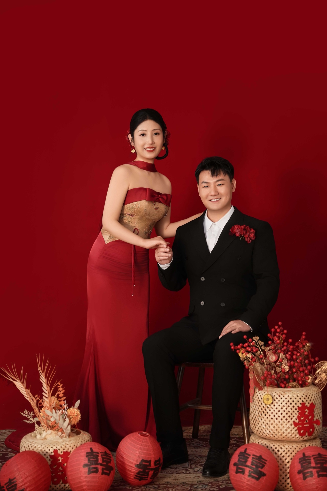 仇厚男与韩晓梅的红底坐姿合照