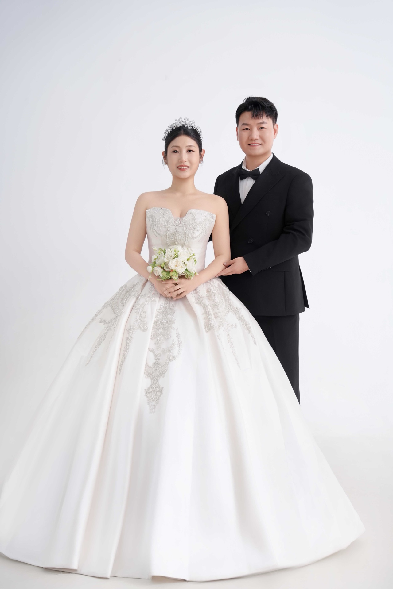 仇厚男与韩晓梅的白底婚纱合照