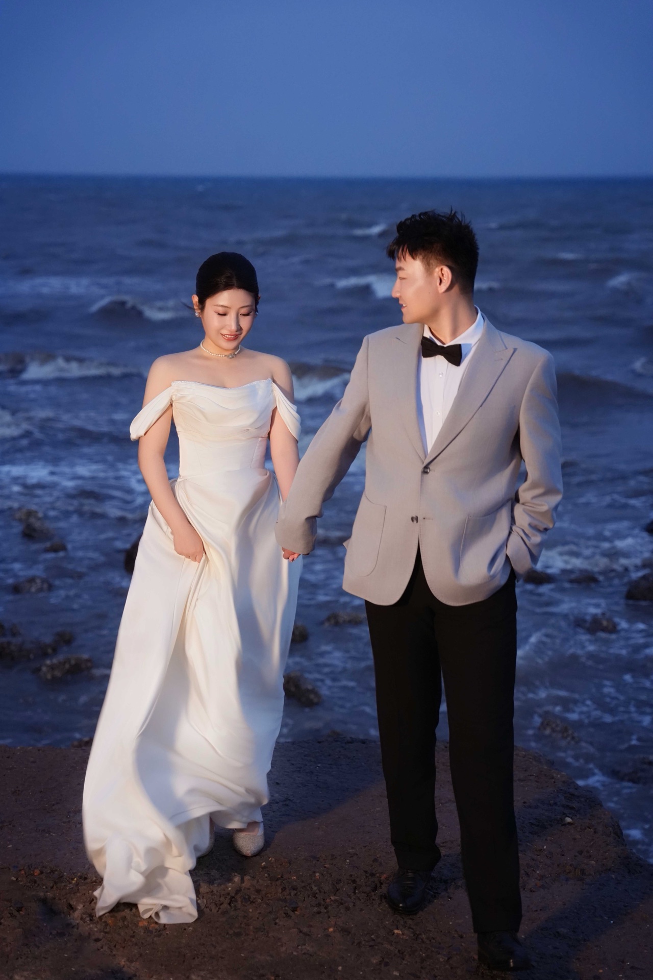 仇厚男与韩晓梅在暮色海边牵手