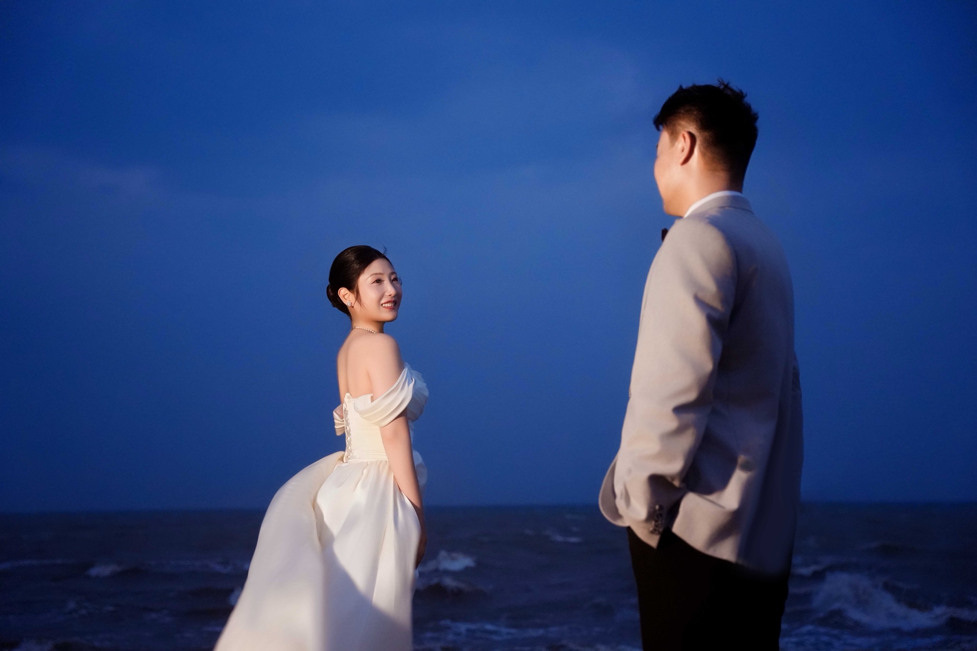 仇厚男与韩晓梅在海边相视