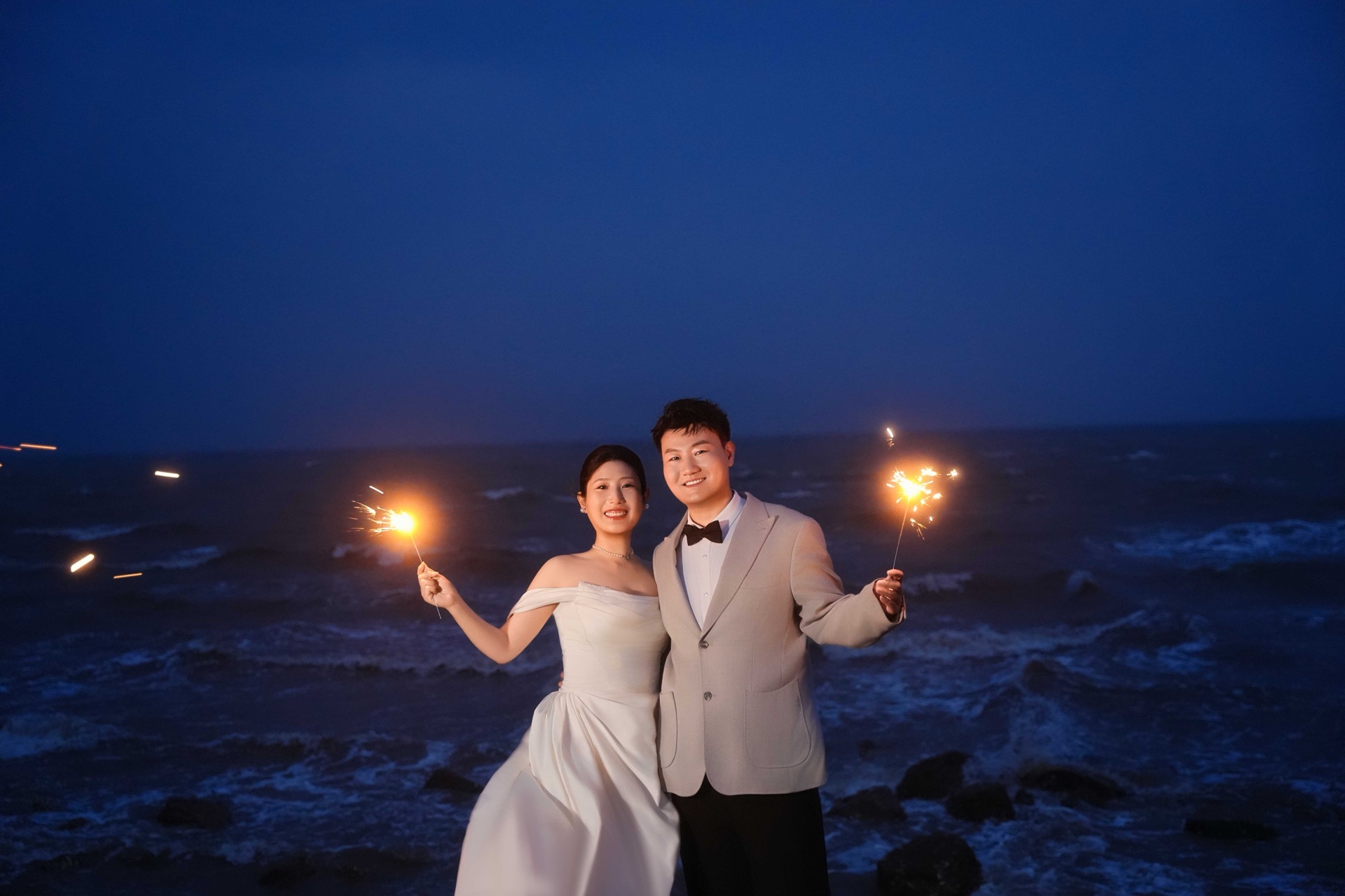 仇厚男与韩晓梅在海边手持仙女棒