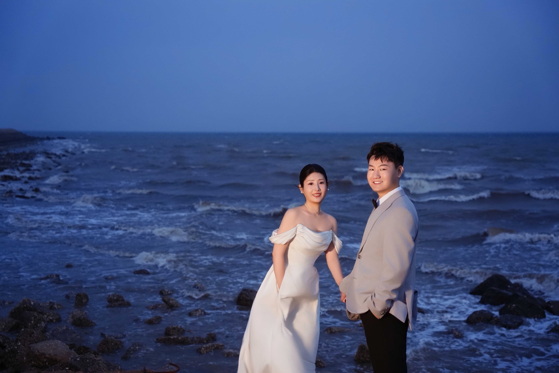 仇厚男与韩晓梅在海边牵手回眸